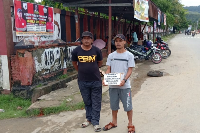 Saat menggelar karton di mata jalan Cigombong Kotaraja