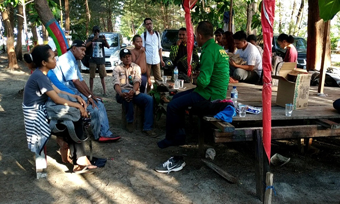  Generasi Pesona Indonesia (GenPI) Papua  saat berdiskusi di pantai Cibery