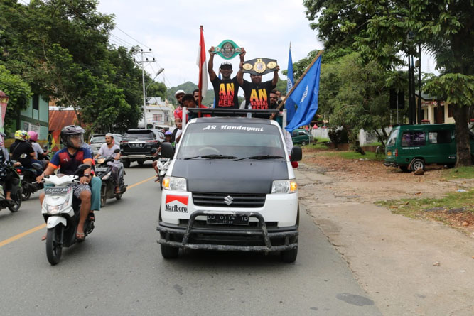 Raih Sabuk WBC, Geisler Ap Diarak Keliling Kota Jayapura