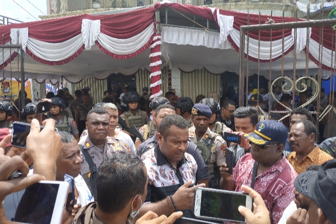Ketua KPU kota Jayapura saat ditemui rekan-rekan media didepan kantor KPU kota Jayapura