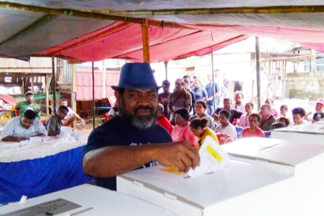 Ireneus Liku Bolly Caleg DPR Papua Lakukan Pencoblosan