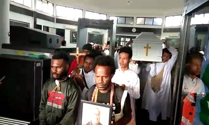 Pater Neles Tebay Tiba di Jayapura