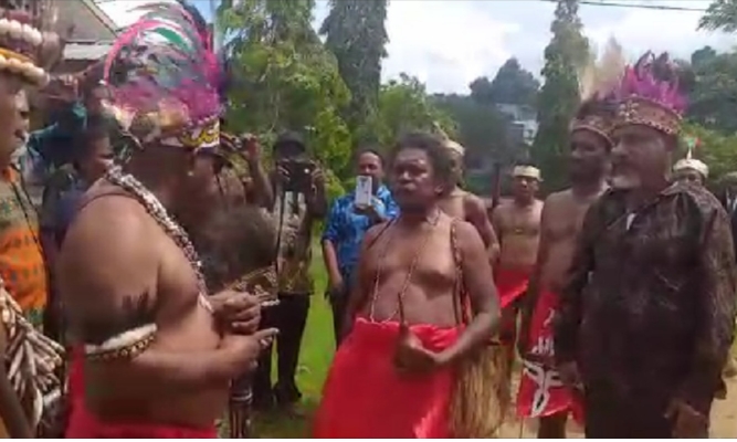 Yason Arwam Dikukuhkan Sebagai Kepala Suku Besar Biak se-Tanah Tabi