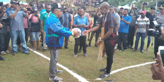 Meriah, Boaz Solossa Hadiri Turnamen Bupati Mamberamo Raya Cup 1