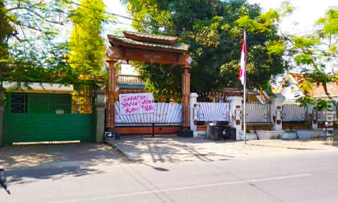 Lukas Enembe Ditolak Mahasiswa Papua di Surabaya