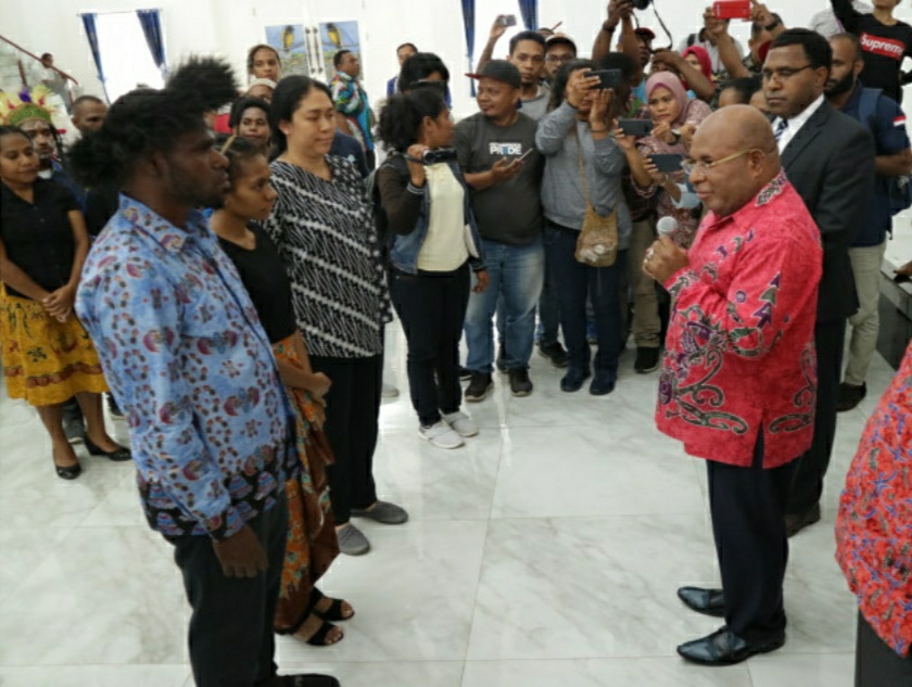Enembe Resmi Lepas 26 Anak Papua Lanjutkan Kuliah ke Rusia