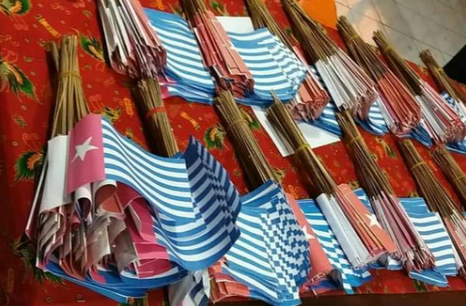 Barang bukti Bendera Bintang Kejora berukuran kecil ukuran 15 x 30 cm sebanyak 1.500 lembar