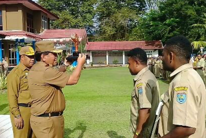 Piala Gapura Angkat Nama Baik Yapen