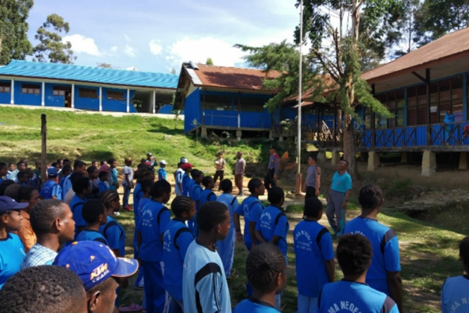 Jalin Keakraban, Polisi Olahraga Bersama Pelajar SMA N1 Tiom