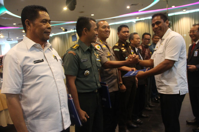 Gubernur Serahkan DIPA dan TKDD Tahun 2020 Sebesar 63,98 Triliun