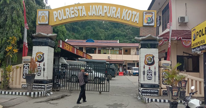 Antisipasi Teror Bom, Pagar Gerbang Polresta Jayapura Kota Ditutup Sebelah