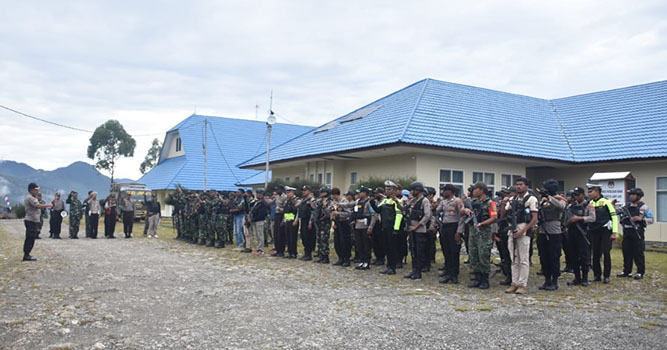 TNI-POLRI Bersinergi Amankan Pelantikan Anggota DPRD Lanny Jaya