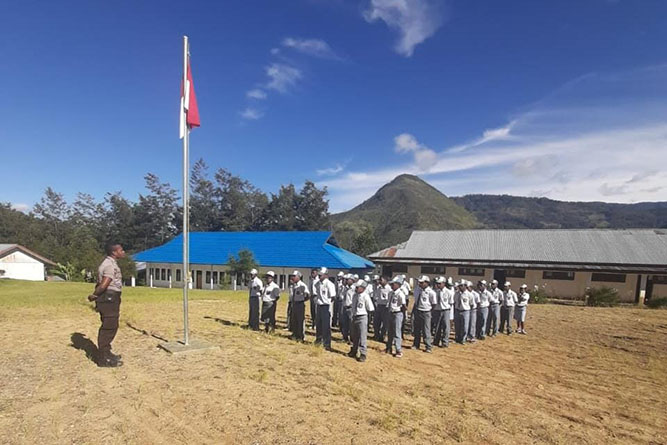 Polisi Pi Ajar di SMA N1 Pirime : Semangat Belajar, Pendidikan Penting Untuk Masa Depan
