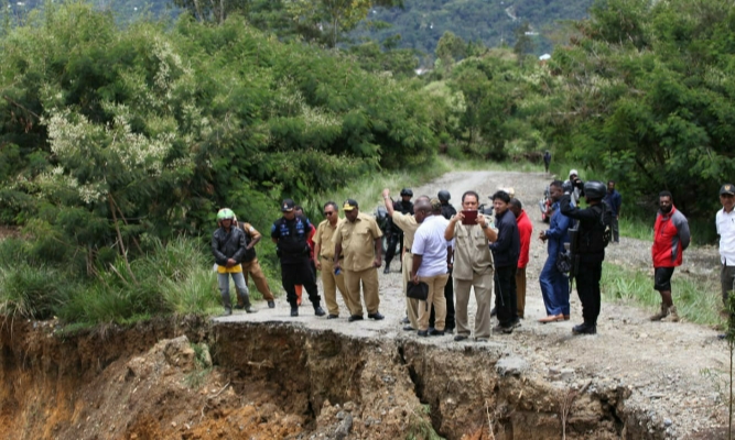 Bupati Tolikara Tinjau Jalan Putus Akibat Longsor di Kampung Banggeri