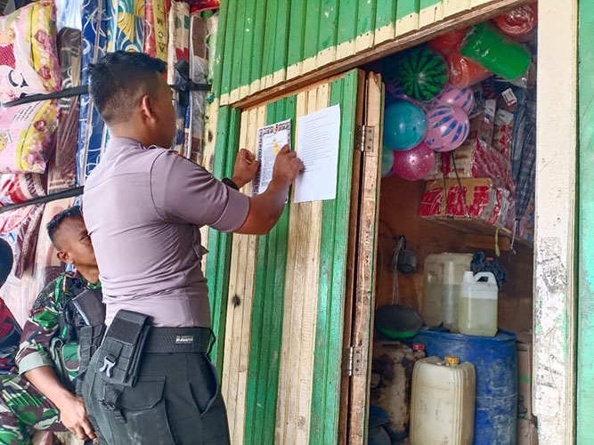Anggota Polres Lanny Jaya Sebar Dan Sosialisasi Maklumat Kapolri
