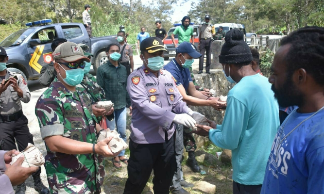 Polri-TNI Buka Dapur Umum Untuk Masyarakat Terdampak Covid-19 di Lanny Jaya