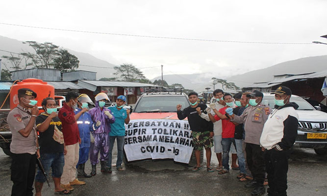 Aksi Para Sopir Semprot Cairan Disinfektan Keliling Kota Karubaga