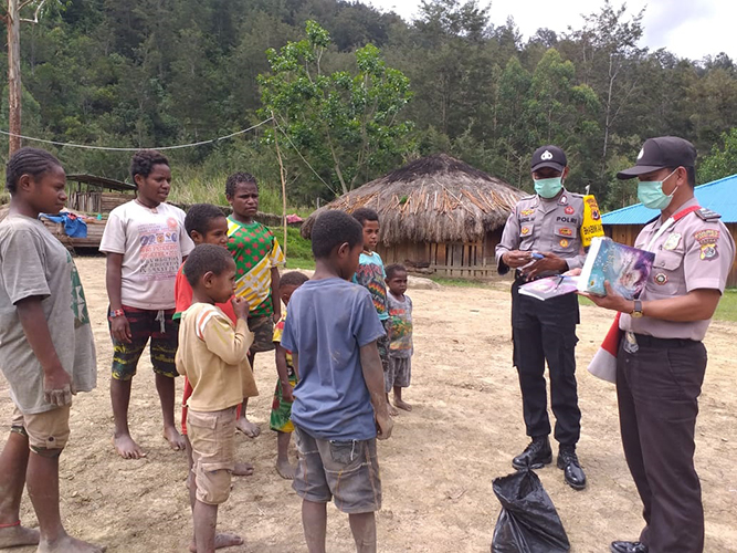 Sat Binmas Polres Lanny Jaya Himbau Anak-Anak Cegah Covid-19