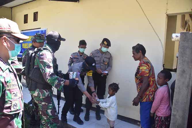 Nutrisi Tambahan Buat Warga, TNI-POLRI Bagikan Bubur Kacang Hijau