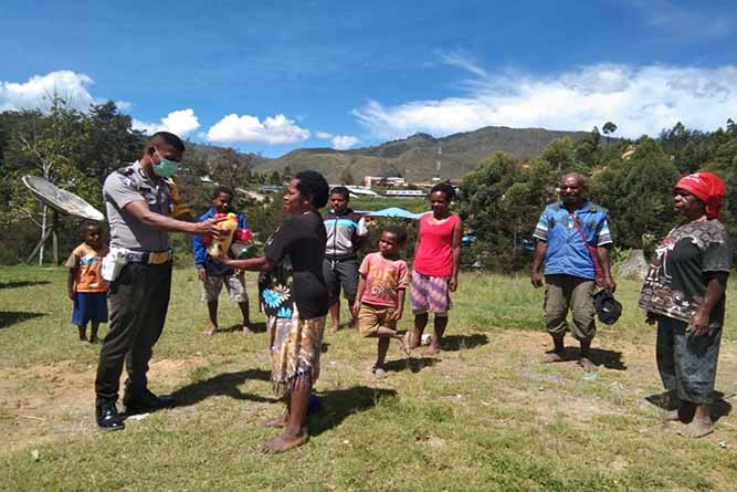 Bhabinkamtibmas Tiom Himbau Pencegahan Covid-19 Kepada Warganya