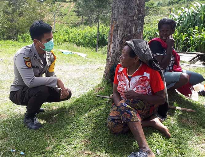 Sambangi Kampung Oyi, Bhabinkamtibmas Imbau Sosial Distancing
