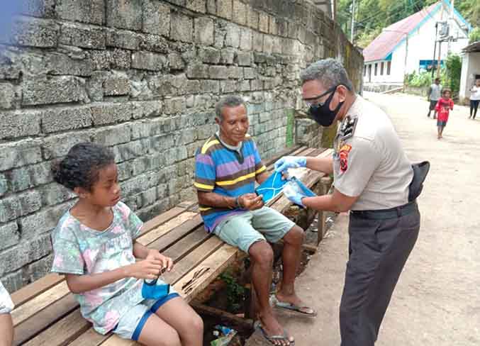 Antisipasi Covid-19, Polisi Bagi Masker Gratis di Jayapura Utara