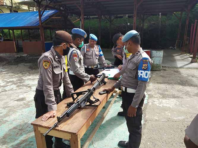 Cegah Penyalahgunaan Senjata Api, Propam Polres Lanny Jaya Lakukan Pemeriksaan