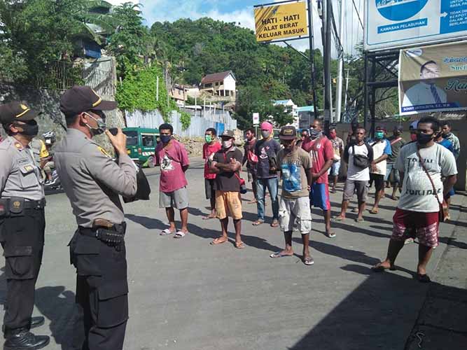 Polsek KPL Bagi Masker dan Himbau Cegah Corona di Pelabuhan Jayapura