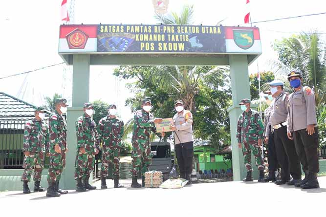 Jalin Sinergitas Ditengah Pandemi Covid-19, Kapolresta Berikan Bama di Pos Satgas Pamtas RI