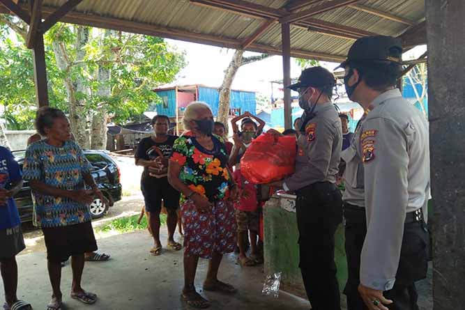 Polisi Bantu Sembako Bagi Janda, Duda dan Anak Yatim