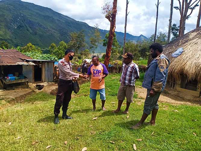 Warga Binaan Bhabinkamtibmas Kampung Werime Diberi Edukasi Covid-19