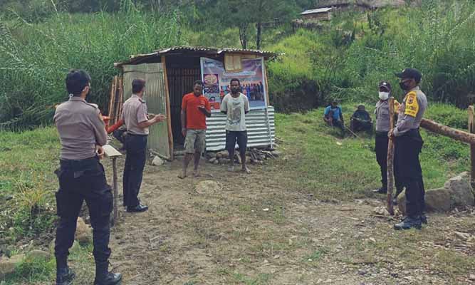 Sambangi posko siaga Covid19 kampung Golomi, Sat Binmas beri arahan