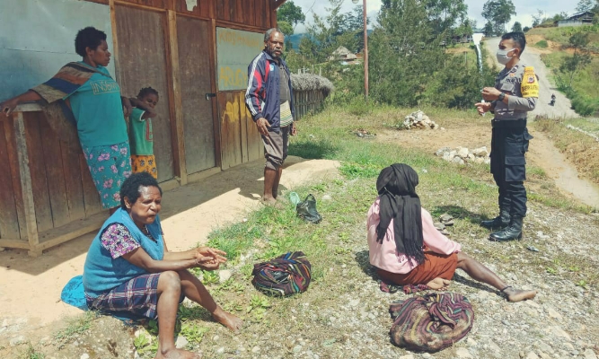 Cegah Covid-19, Bhabinkamtibmas Kampung Bonanip Himbau Warganya