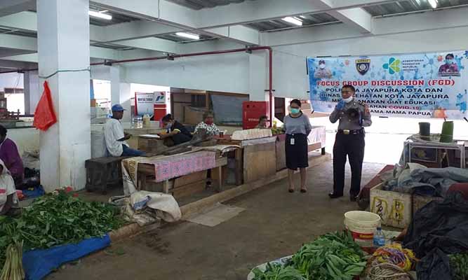 Polresta dan Dinkes Kota Diskusi Covid-19 Di Pasar Mama-Mama Papua
