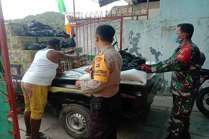 Bhabinkamtibmas dan Babinsa Dampingi Penyaluran Sembako Ke Warga Terdampak Covid-19