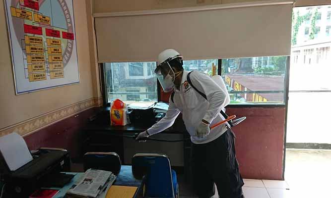 Antisipasi Covid-19, Tim URC Semprot Disinfektan di Mapolresta