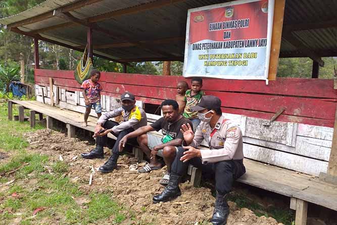 Tinjau spot ternak binaan, Pers Binmas Noken Polri himbau Covid-19 dan keamanan