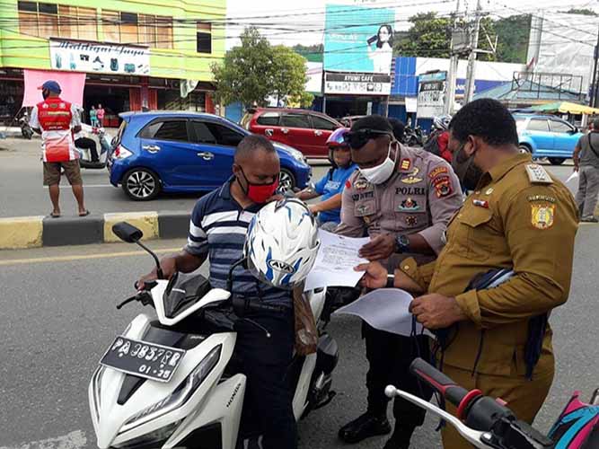 Gugus Tugas Distrik Abepura Bagikan Masker dan Edarkan Pemberlakuan Jam Malam