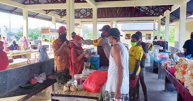 Lurah Bersama Bhabinkamtibmas Bagikan Masker Di Pasar Koya Timur