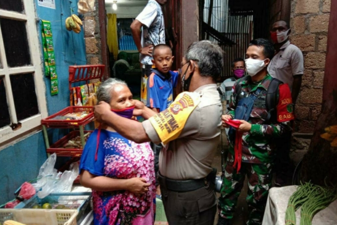 Bersinergis, TNI-Polri dan Lurah Bagikan Masker Ke Warganya