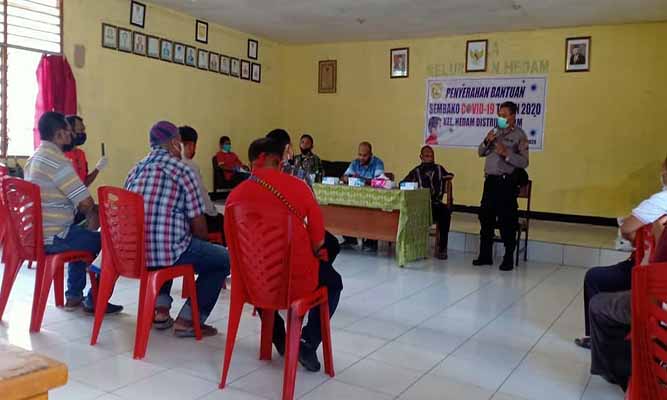 Polisi Awasi Pendistribusian Sembako di Distrik Heram