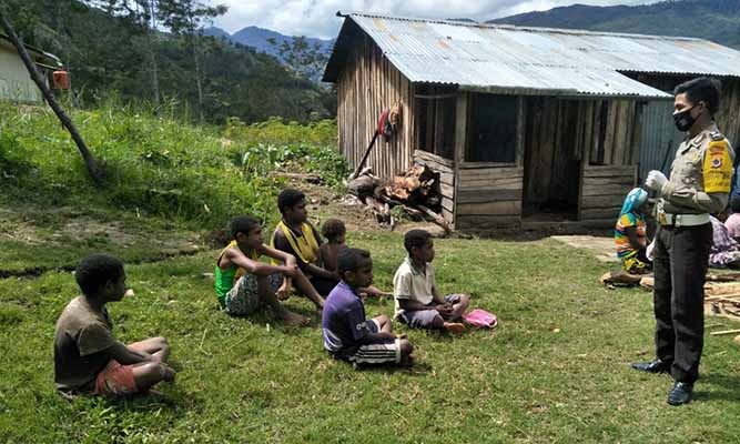 Pesan Polisi Untuk Anak-Anak di Kampung Gurika