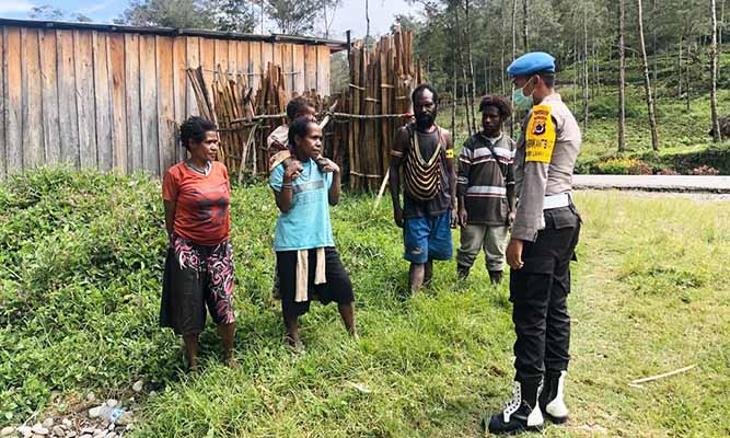 Warga Binaan Bhabinkamtibmas Kampung Golomi Berikan Himbauan Covid-19