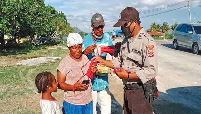 Polisi Beri Imbauan Cegah Covid-19 dan Bagikan Masker di Muara Tami