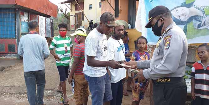 Polsek Japut Imbau Pembatasan Jam Beraktivitas dan Bagikan Masker