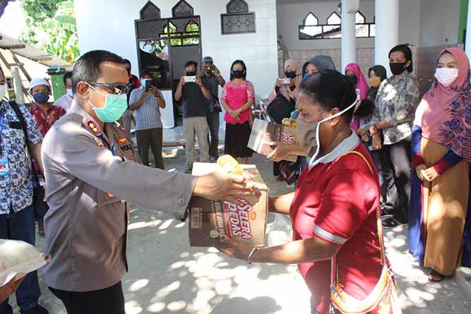 Polres Biak Gandeng IJS Salurkan 300 Paket Sembako Bagi Masyarakat Terdampak Covid-19
