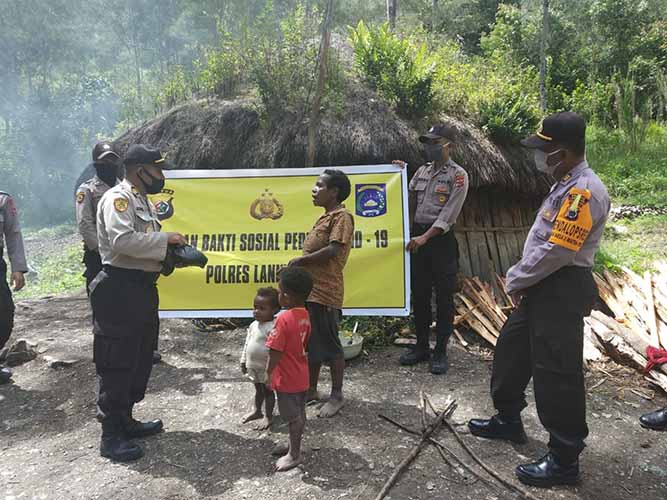 BakSos Polres Lanny Jaya Bagi 100 Paket Sembako ke Warga di Tiga Kampung