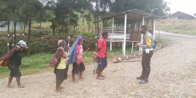 Bhabinkamtibmas Kuwapur Sosialisasi Psychal Distancing dan Penggunaan masker