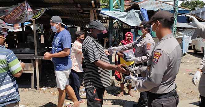 Polsubsektor Heram Datangi Warga Berikan Himbauan dan Masker