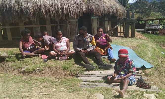 Bhabinkamtibmas Kampung Kuwapur Peduli Warganya di Masa Pandemi COVID-19